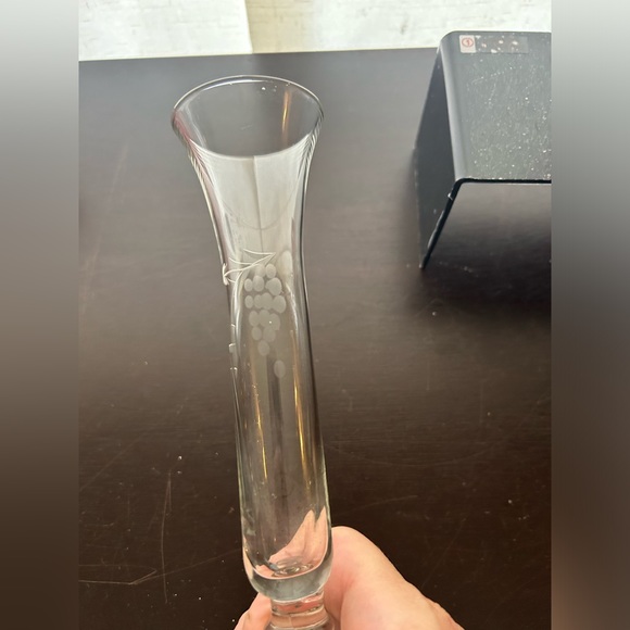 2 vintage bud vases. Amethyst 6” and 7.25” etched glass with grapes. - Picture 6 of 11